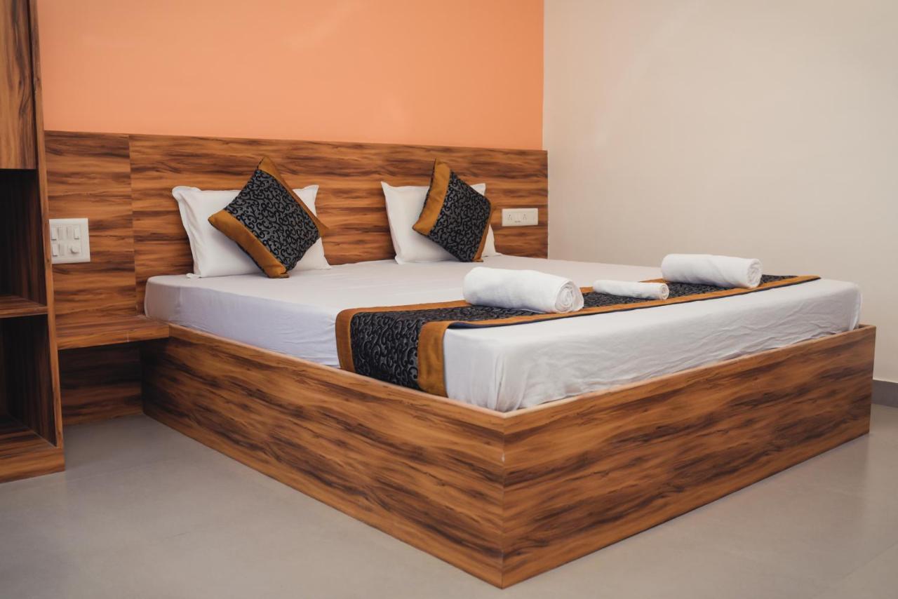 Lotus Hotel Nagaon Beach 알리바그 외부 사진