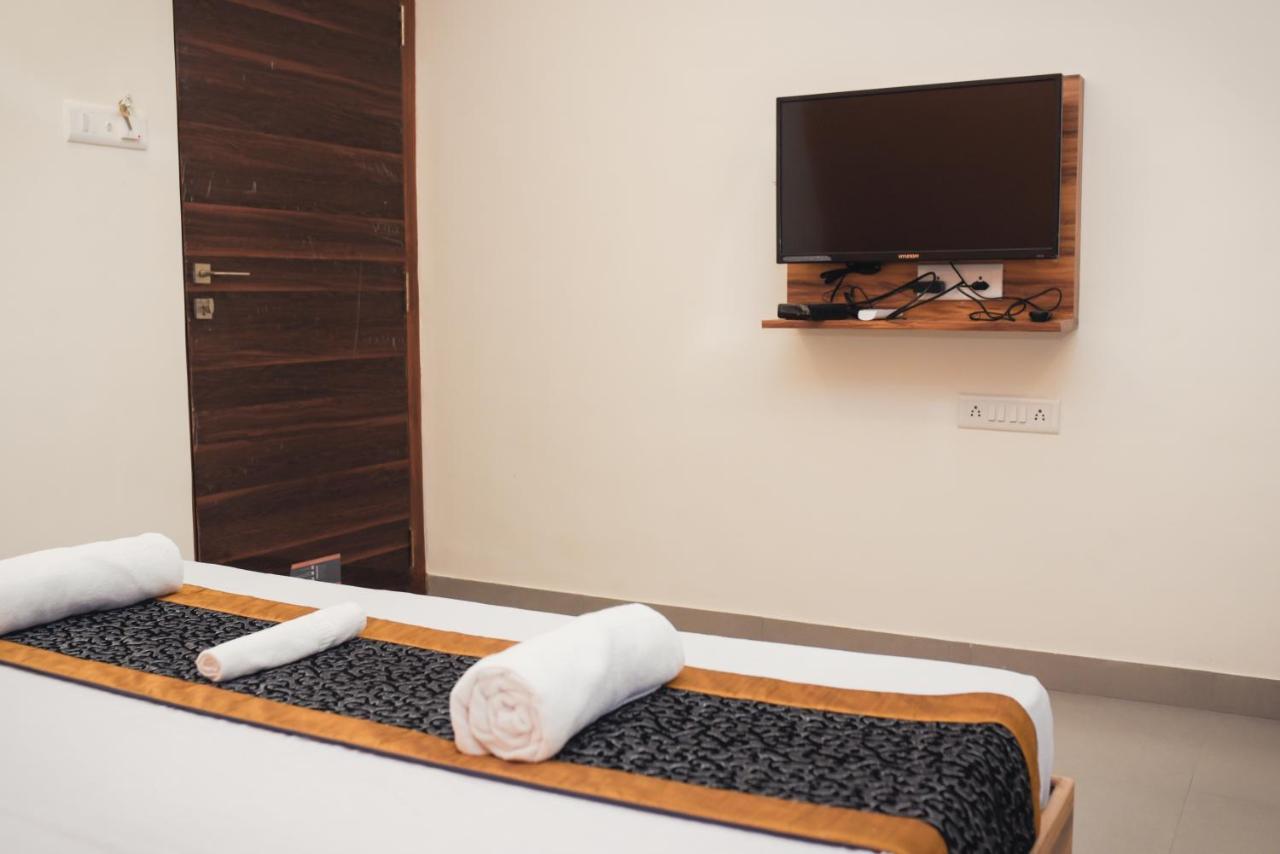 Lotus Hotel Nagaon Beach 알리바그 외부 사진